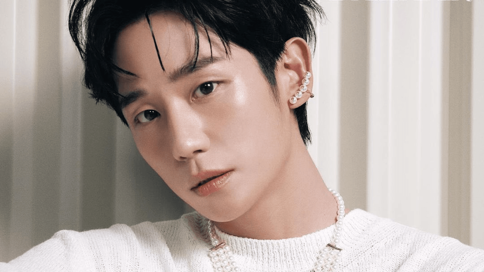 Jung Hae In é Recebido com Festa por Fãs no Aeroporto de Guarulhos em Sua Primeira Visita ao Brasil